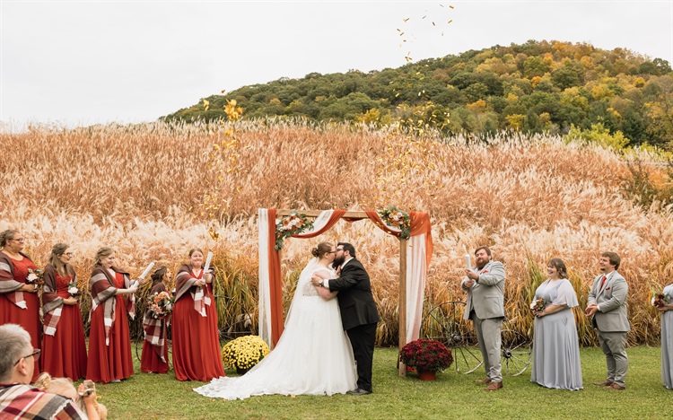 How to Plan a Perfect Outdoor Wedding in Minnesota: Tips for Every Season