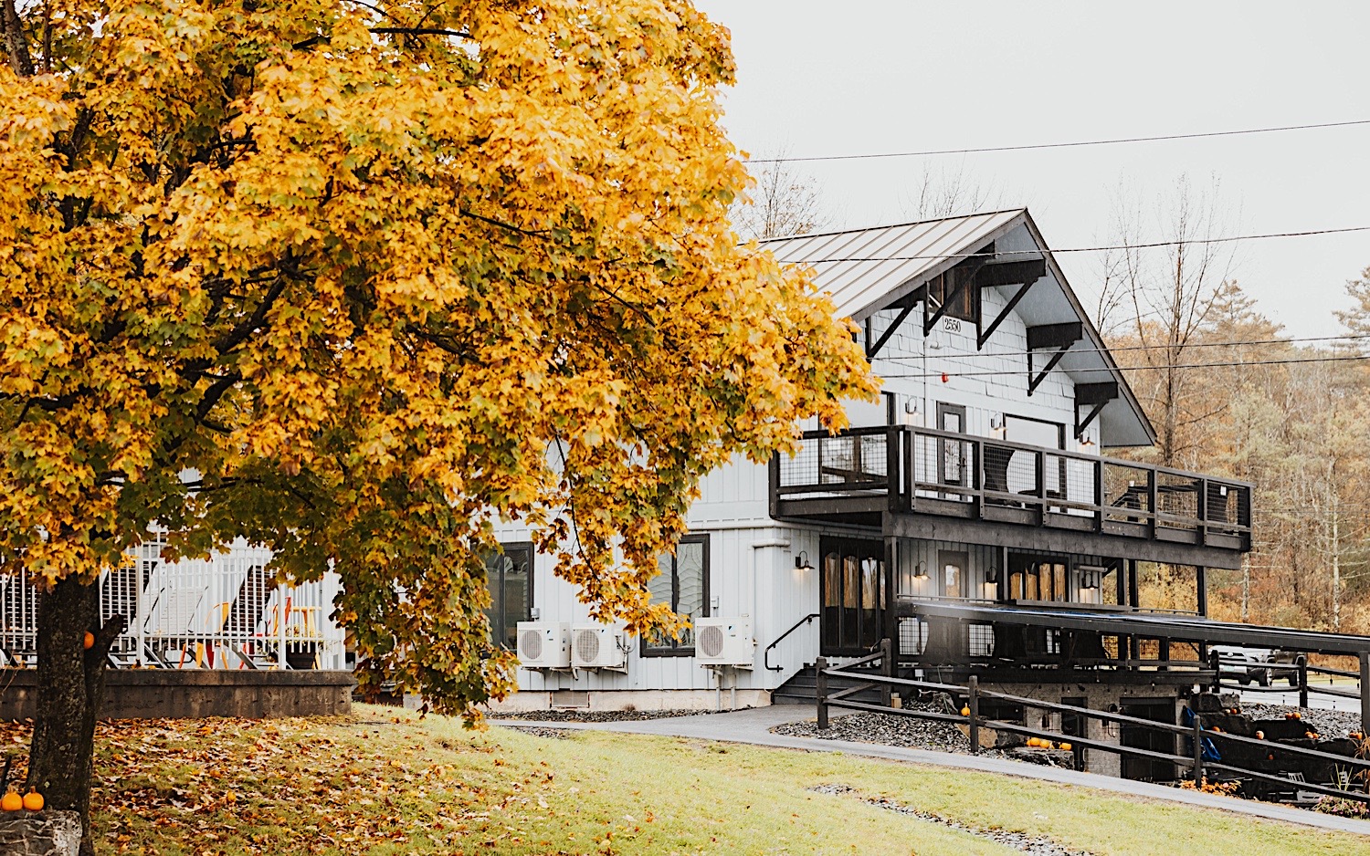 A photo of the outside of Lake Bomoseen Lodge in Vermont in the fall on a rainy day